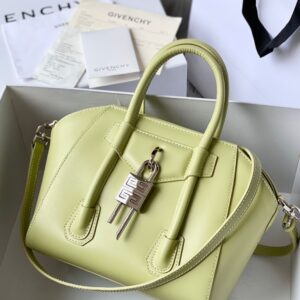 Gvnchy Antigona Lock Bag in Leather Super A