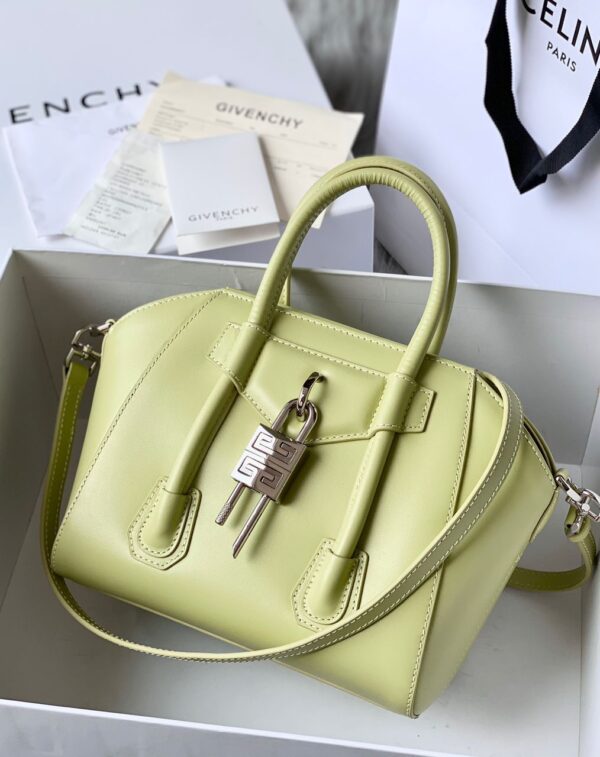 Gvnchy Antigona Lock Bag in Leather Super A