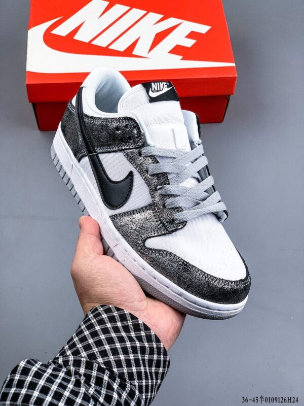 Dunk Low Sneakers