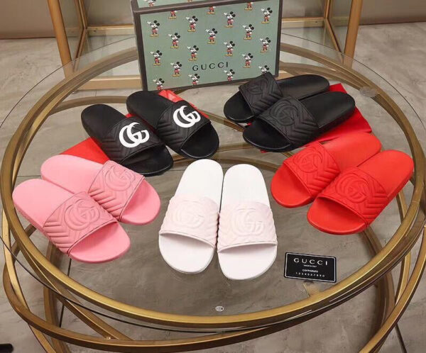 GG logo embossed slides