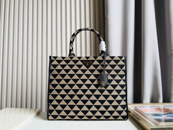 Prda Triangle tote bag