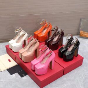 Valent Garavani Tan-Go Platform Pump In Patent Leather Super A